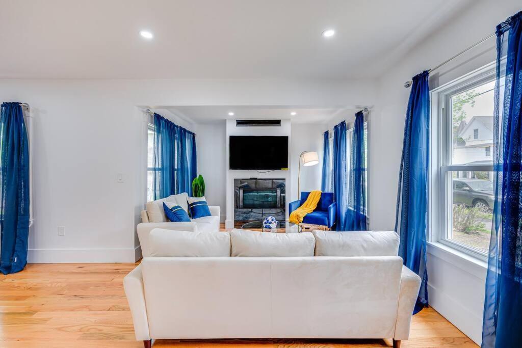 Modern Red Door Haven +5Mins To Boston Apartment Milton Luaran gambar
