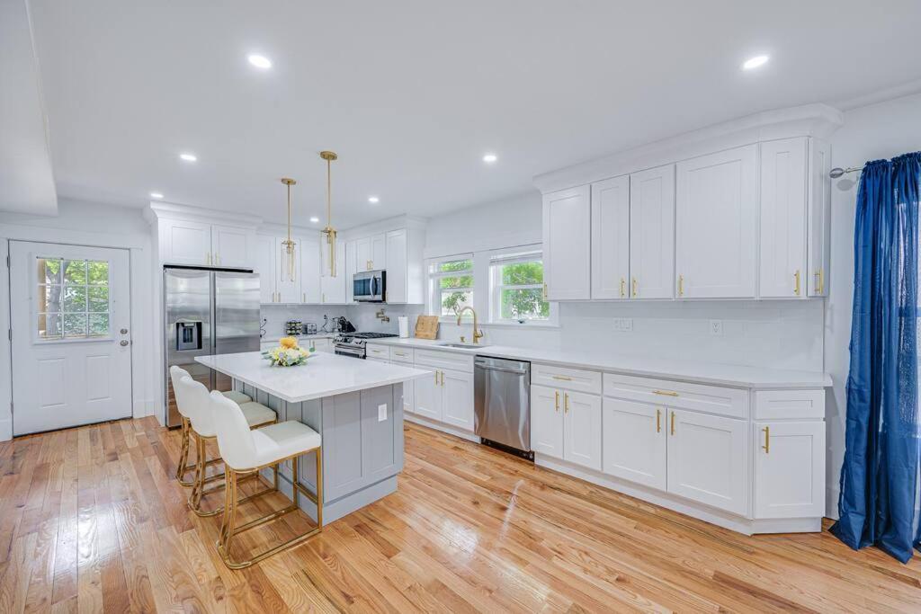 Modern Red Door Haven +5Mins To Boston Apartment Milton Luaran gambar