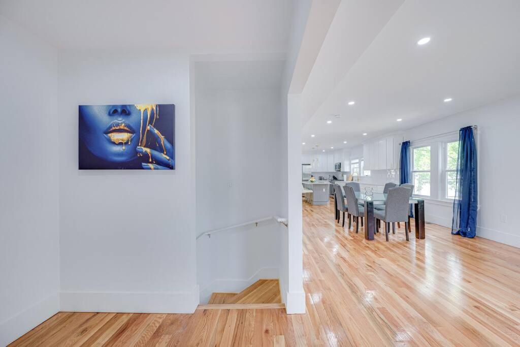 Modern Red Door Haven +5Mins To Boston Apartment Milton Luaran gambar