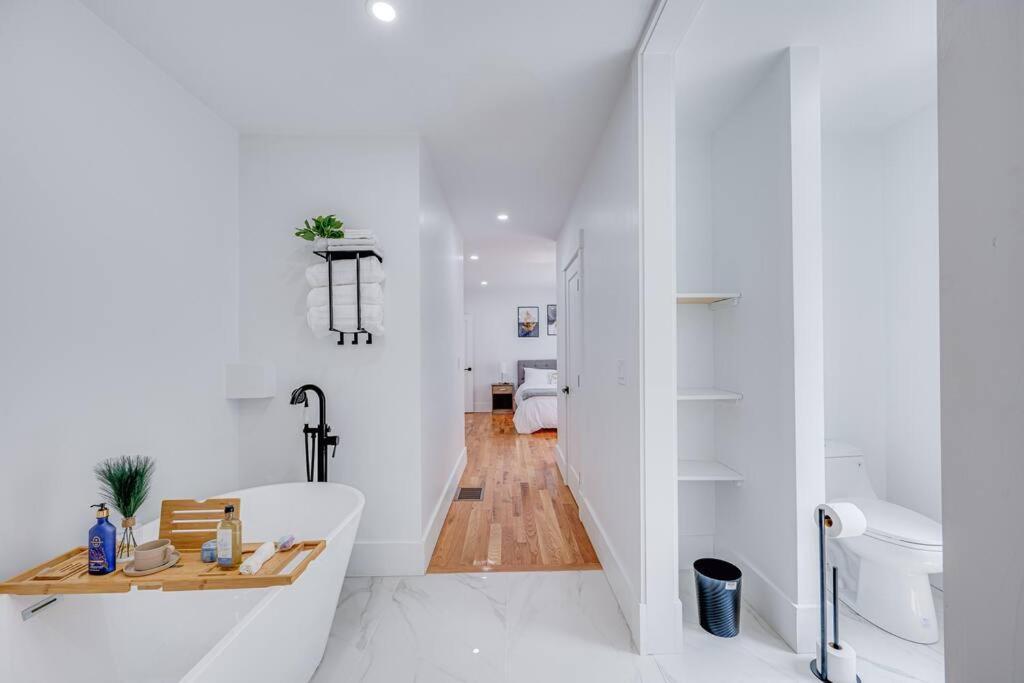 Modern Red Door Haven +5Mins To Boston Apartment Milton Luaran gambar