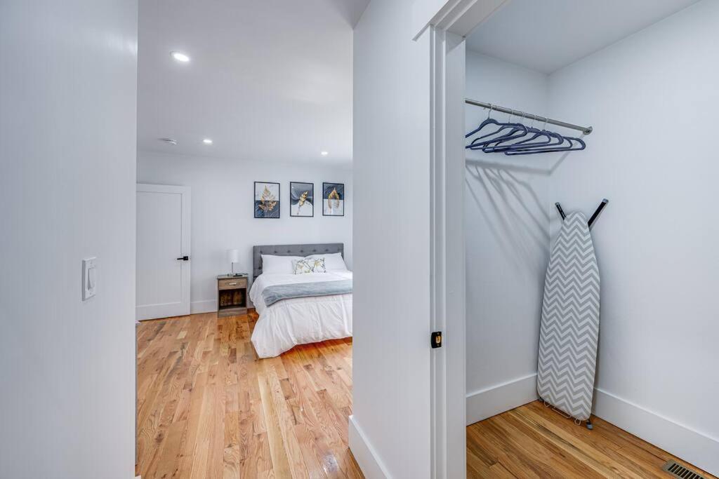 Modern Red Door Haven +5Mins To Boston Apartment Milton Luaran gambar