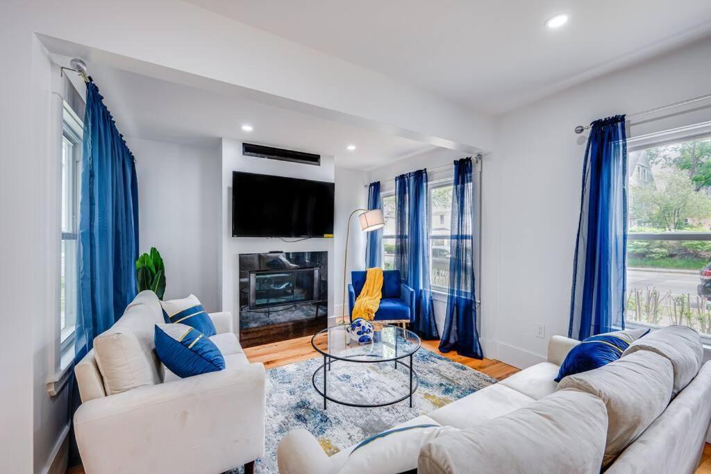 Modern Red Door Haven +5Mins To Boston Apartment Milton Luaran gambar