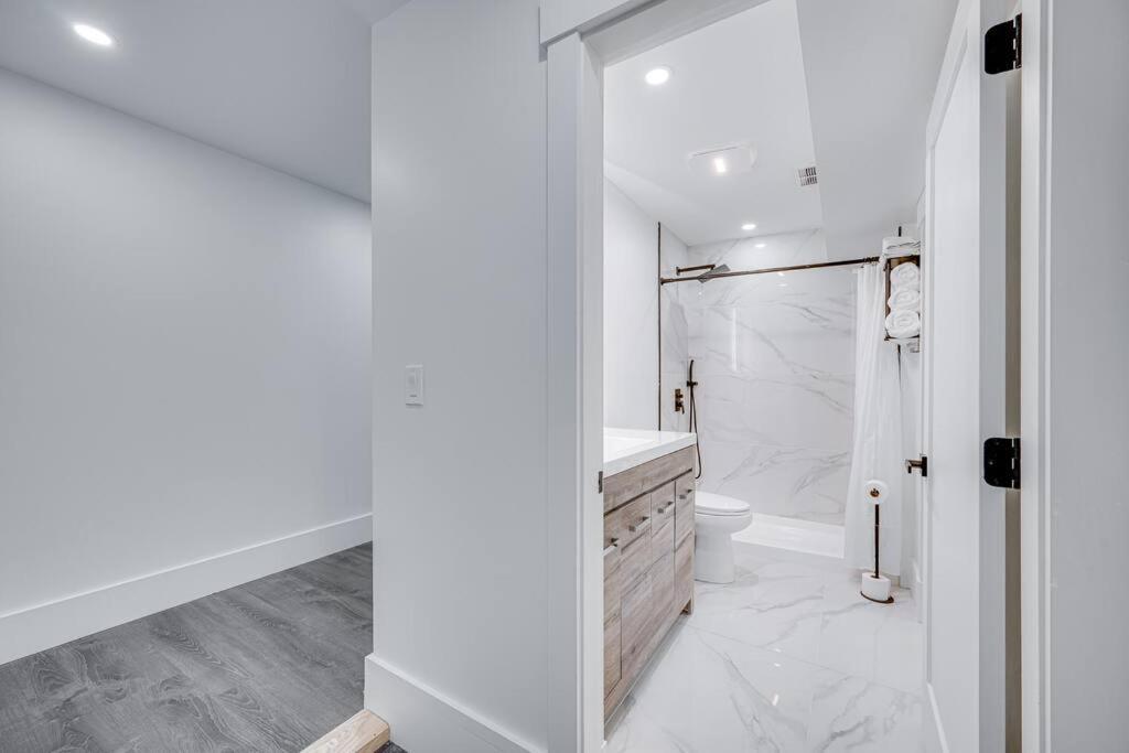 Modern Red Door Haven +5Mins To Boston Apartment Milton Luaran gambar